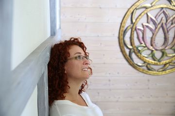 Anja Röbke im Eingang des YogaRaum