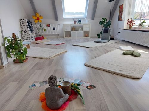Der helle YogaRaum mit ausgelegten Matten