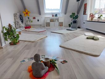 Der helle YogaRaum mit ausgelegten Matten